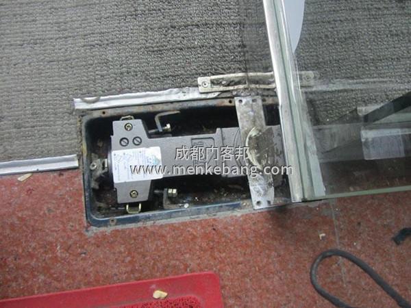 玻璃門地彈簧怎么調,玻璃門地彈簧不正怎么調 玻璃門地彈簧怎么調,玻璃門地彈簧不正怎么調