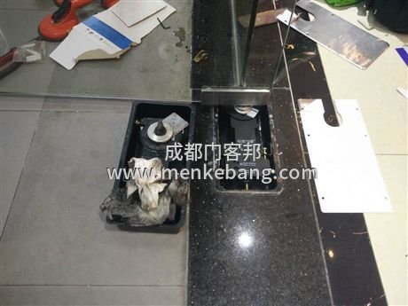 成都地彈簧玻璃門維修更換服務電話 成都地彈簧玻璃門維修更換服務電話